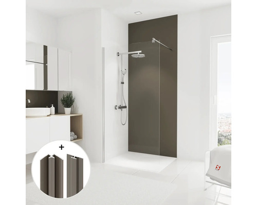 Badezimmer mit Duschwand, Duscharmatur und Montageprofilen