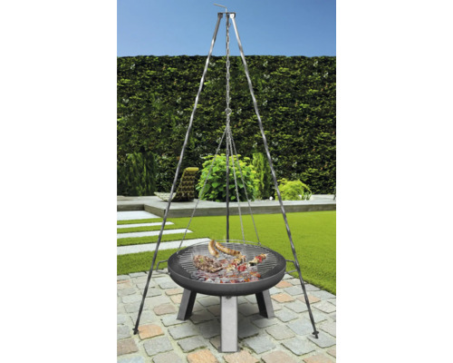 Schwenkgrill mit Grillgut im Garten