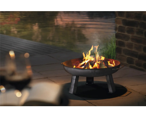 Feuerschale mit brennendem Holz im Garten