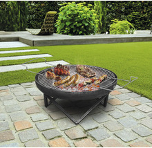 Gartenszene mit Grill und verschiedenen Grillspeisen