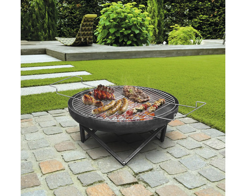 Gartenszene mit Grill und verschiedenen Grillspeisen