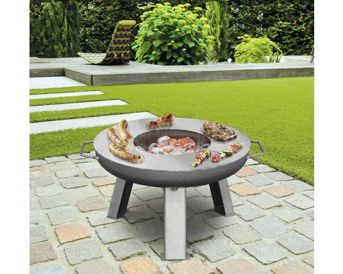 Edelstahl Grilltisch mit Würstchen, Steaks und Spießen im Garten