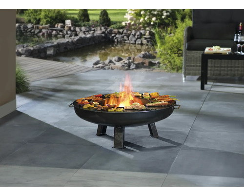 Feuerschale mit Grillgut auf einer Terrasse mit Gartenteich