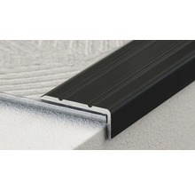 Detailaufnahme einer schwarzen Treppenkantenprofilschiene aus Metall.