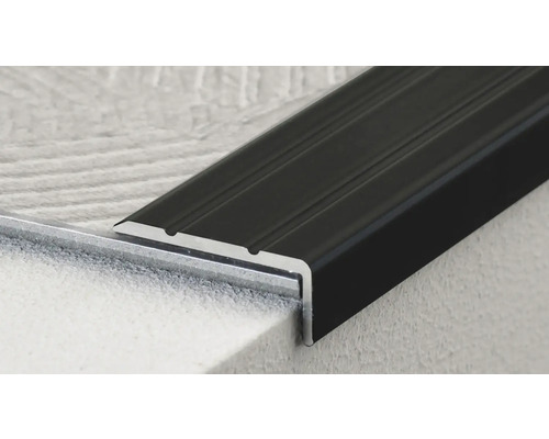 Detailaufnahme einer schwarzen Treppenkantenprofilschiene aus Metall.