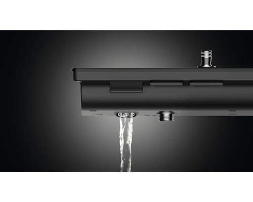 Detailansicht eines Wasserhahns mit Wasserfluss