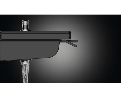 Detailaufnahme einer Armatur mit Wasserfluss