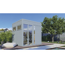 Garten Szene mit modernem Gartenhaus aus Holz mit Fenstern und Tür auf einer Holzterrasse