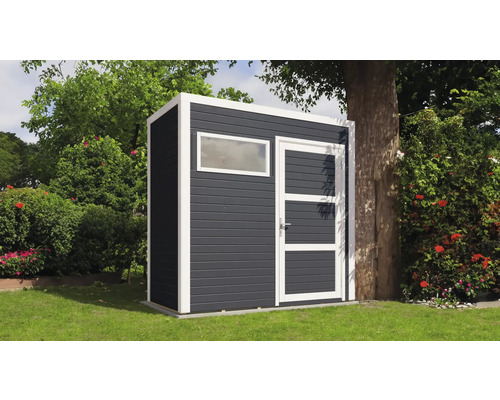 Gartenschuppen aus Holz mit Fenster und Tür im Garten