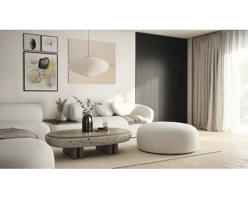 Helles Wohnzimmer mit Sofa, Sessel, Hocker, Couchtisch, Lampe und Dekoration