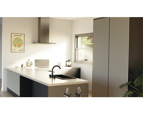 Moderne Küche mit Kücheninsel, Spüle, Armatur, Dunstabzugshaube und Kühl-Gefrierkombination.