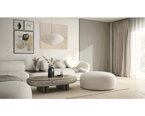 Wohnzimmer mit Sofa, Sessel, Couchtisch und Dekoration in hellem Design.