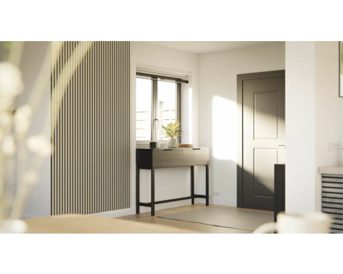 Wohnraum mit Wandpaneelen, Konsole mit Schubladen, Fenster und Tür.