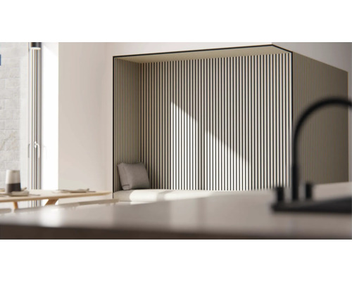 Helles Interieur mit Holzvertäfelung und Sitzbereich