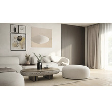 Wohnzimmer mit Sofa, Sessel, Couchtisch und Dekoration