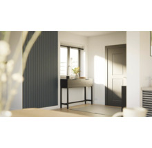 Heller Eingangsbereich mit Konsole, Dekoration und Wandpaneelen für ein modernes Ambiente