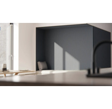 Modernes Interieur mit Holzpaneelen an der Wand und Sitzgelegenheit