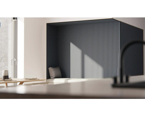 Modernes Interieur mit Holzpaneelen an der Wand und Sitzgelegenheit