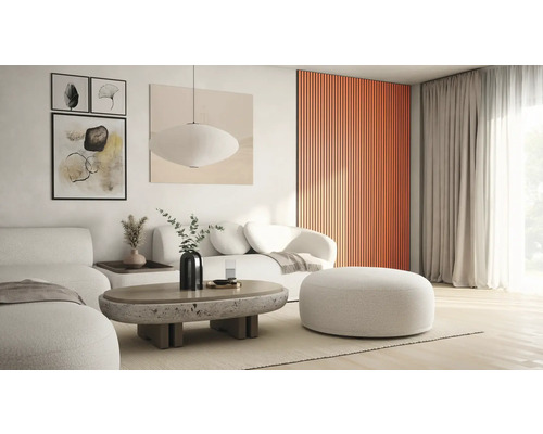 Wohnzimmer mit Sofa, Sessel, Couchtisch und Wandpaneelen