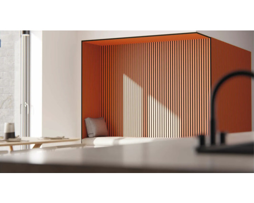 Modernes Interieur mit einer Sitzecke mit Holzpaneelen