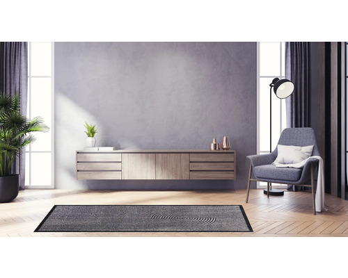 Modernes Wohnzimmer mit Teppich, Sessel und Holzschrank