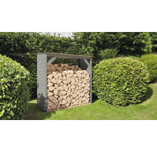Holzlager gefüllt mit Holzscheiten im Garten.
