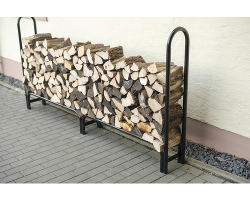 Brennholzregal aus Metall mit gestapeltem Holz