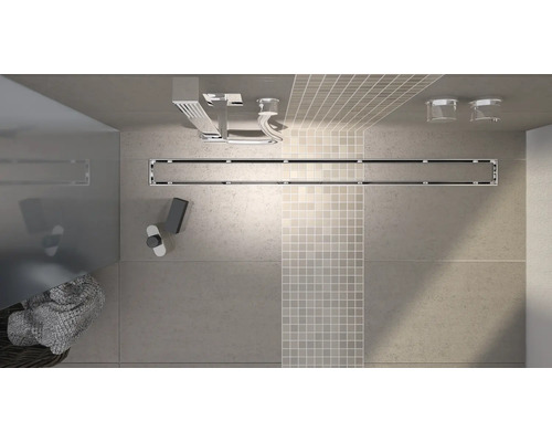 Badezimmeransicht von oben mit Duschrinne, Duschkopf und Handtuchhalter