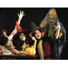 Halloween Party mit Hexen, einer Dekofigur und Süßigkeiten.