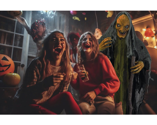 Szene einer Halloweenparty mit lachenden Personen und einer Hexenattrappe.