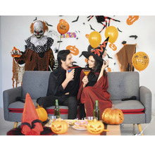 Szene einer Halloween-Party mit verkleideten Personen, Dekorationen und Snacks