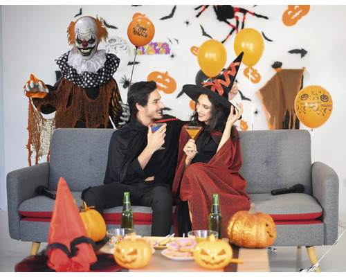Szene einer Halloween-Party mit verkleideten Personen, Dekorationen und Snacks