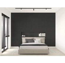 Schlafzimmer mit Bett, Nachttisch und Wandpaneelen