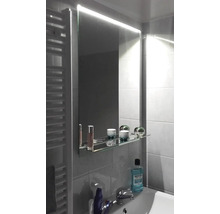 Badezimmer mit beleuchtetem Spiegel und Waschtisch