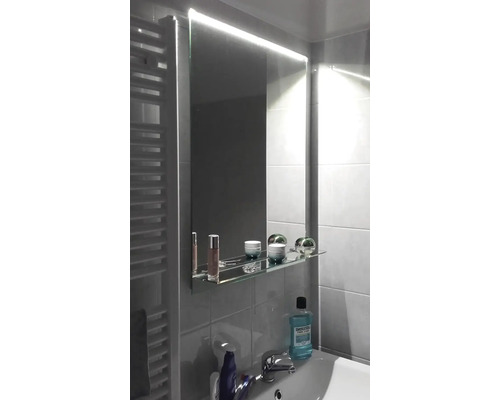 Badezimmer mit beleuchtetem Spiegel und Waschtisch