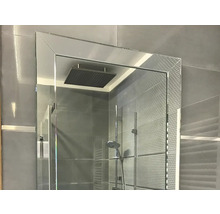 Duschkabine mit Duschkopf und Duscharmatur in einem Badezimmer mit grauen Fliesen