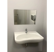 Badezimmer Waschbecken mit Spiegel und Armatur