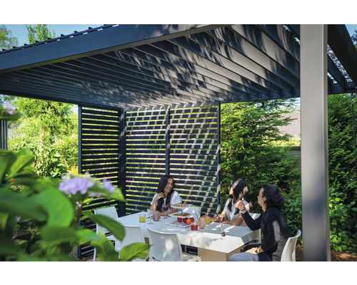 Szene im Garten mit Personen unter einer Lamellenüberdachung und an einem Gartentisch