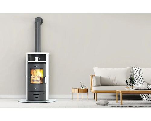 Kaminofen mit Rauchrohr in Wohnzimmerumgebung