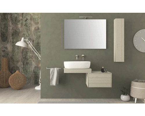 Modernes Badezimmer mit Waschtisch, Spiegel, Schrank und Dekoration