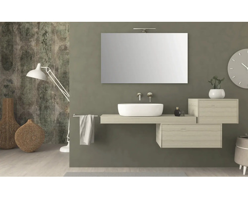 Badezimmer mit Waschtisch, Spiegel, Lampe und Dekoration