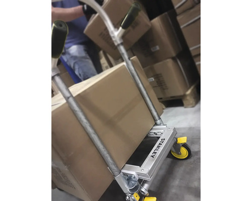 Stanley Transportkarre mit Karton in einem Lager