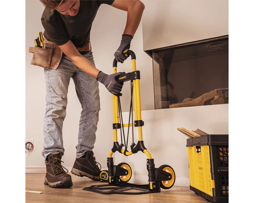 Mann benutzt einen gelben und schwarzen Stanley Sackkarre.