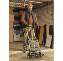 Mann mit Sackkarre in Garage
