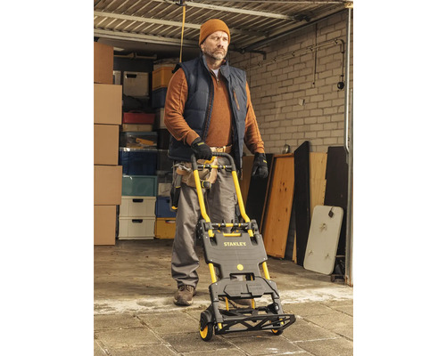 Mann mit Sackkarre in Garage