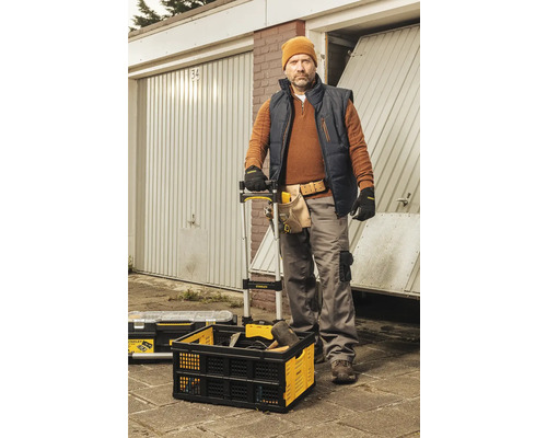 Handwerker vor Garagen mit Werkzeugkasten und Werkzeug