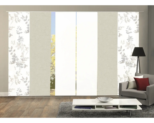 Raumansicht mit Schiebegardinen mit Blattmuster und Leinwandstruktur