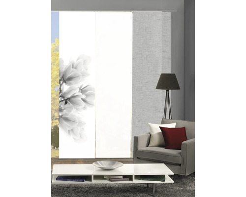 Wohnzimmer mit Schiebegardinen, Couchtisch und Sessel