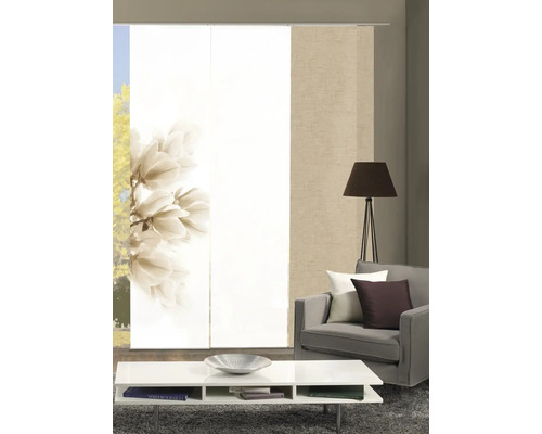 Wohnzimmer mit Schiebegardinen, Sofa, Tisch und Stehlampe für eine gemütliche Atmosphäre.