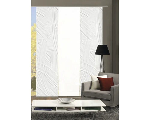 Wohnzimmer mit Schiebegardine und Möbeln